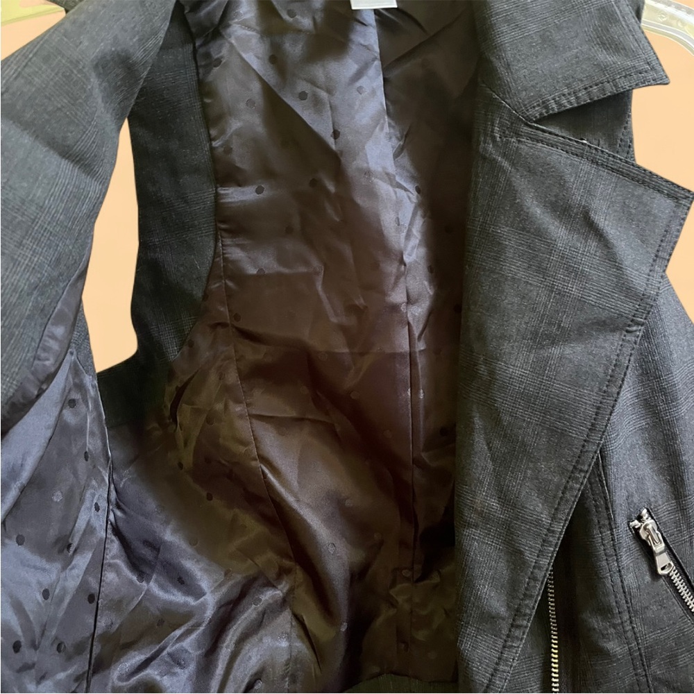 Grey Vest with Zipper Details - Picture 7 of 8
